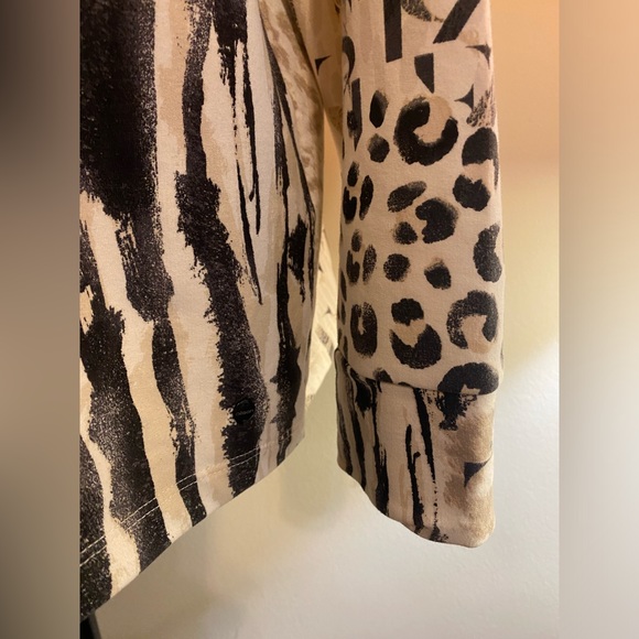 Olsen Womens animal print sweatshirt. Size Medium-Large - Picture 5 of 8